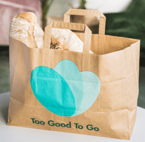 Tüte mit geretteten Lebensmitteln. Quelle & ©: Pressebereich von Too Good To Go