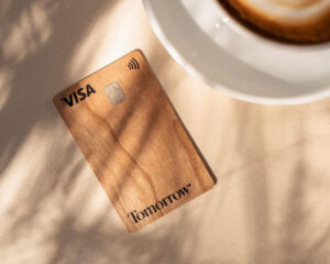 Visakarte aus Holz von Tomorrow. Quelle & ©: Tomorrow GmbH